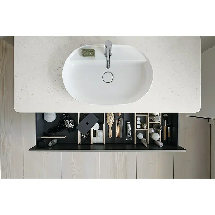 Duravit Luv Aufsatzwaschbecken - 80 x 40 cm, Ohne Spezialglasur, Hahnloch: Mitte, Ohne Überlauf, Weiß Seidenmatt - Ein Waschbecken mit Armatur ist auf einer Ablagefläche montiert. Eine geöffnete Schublade darunter bietet Stauraum für Badutensilien.