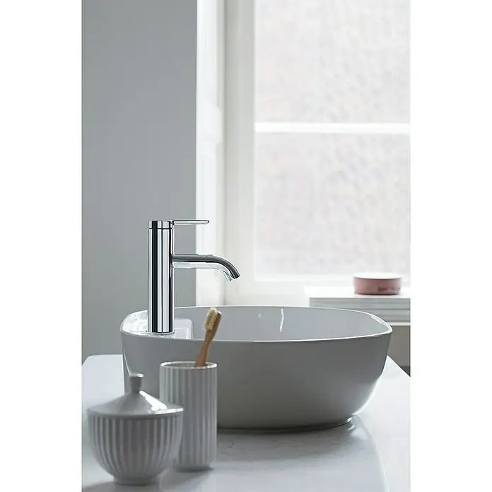 Duravit Luv Aufsatzwaschbecken - 80 x 40 cm, Ohne Spezialglasur, Hahnloch: Mitte, Ohne Überlauf, Weiß Seidenmatt - Eine elegante Waschbeckenarmatur mit einem schlanken Design, die perfekt zu dem modernen Waschbecken und den stilvollen Accessoires passt.