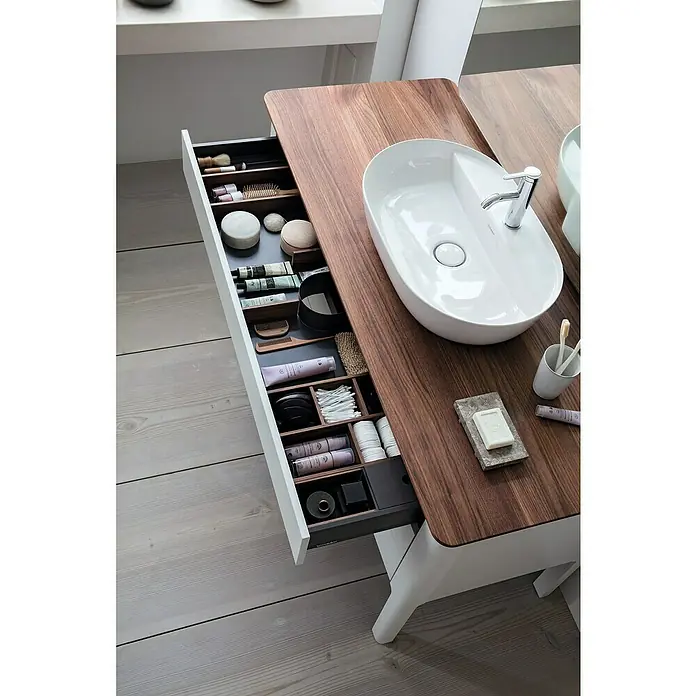 Duravit Luv Aufsatzwaschbecken - 80 x 40 cm, Ohne Spezialglasur, Hahnloch: Mitte, Ohne Überlauf, Weiß Seidenmatt - Badezimmerwaschtisch mit Holzplatte und modernem Waschbecken. Die offene Schublade zeigt Kosmetikartikel.