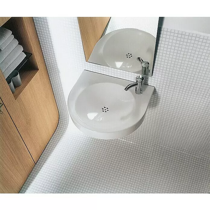 Duravit Architec Waschtisch Vital Med - 57,5 x 52 cm, Ohne Spezialglasur, Hahnloch: Rechts, Ohne Überlauf, Weiß - Weißes, wandmontiertes, geschwungenes Waschbecken mit Chromarmatur, neben einem Holzschrank mit Handtüchern.