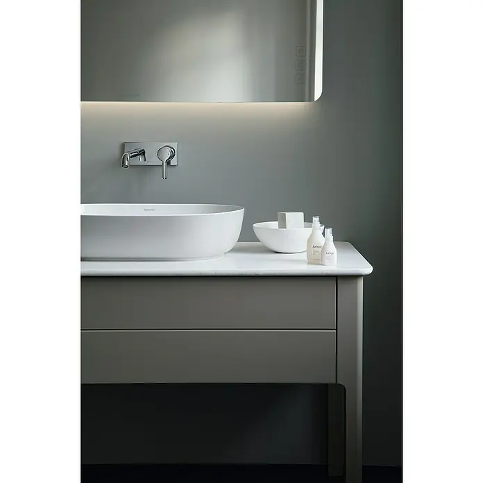 Duravit Luv Aufsatzwaschbecken - 60 x 40 cm, Ohne Spezialglasur, Hahnloch: Ohne, Ohne Überlauf, Weiß - Elegantes Badezimmer-Interieur mit einem modernen Waschbecken und stilvollen Armaturen unter einem beleuchteten Spiegel.