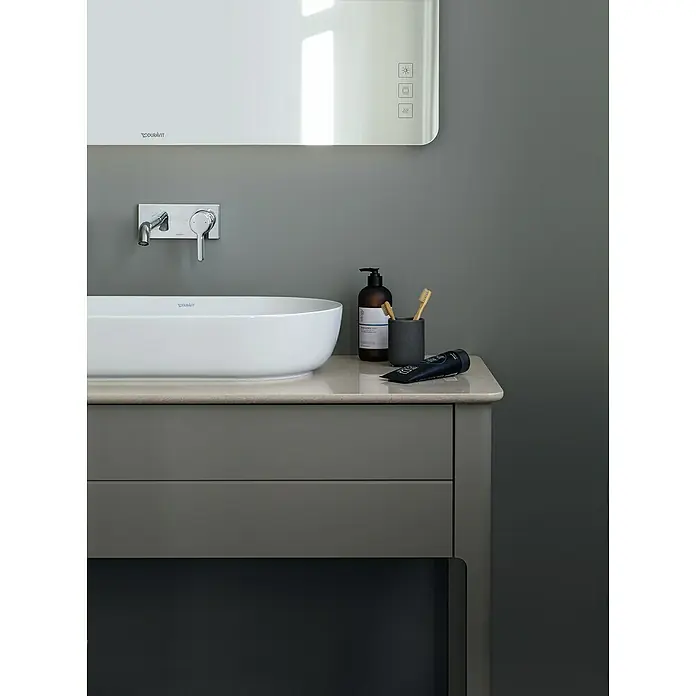 Duravit Luv Aufsatzwaschbecken - 60 x 40 cm, Ohne Spezialglasur, Hahnloch: Ohne, Ohne Überlauf, Weiß - Nahaufnahme eines Badezimmers mit Waschbecken, Armatur und Spiegel von Duravit, sowie diversen Badartikeln.