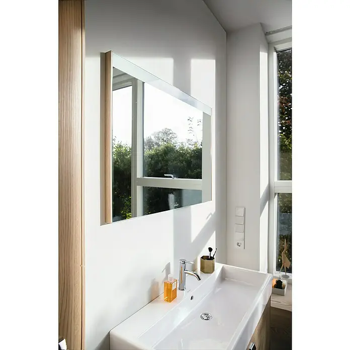 Duravit Vero Air Waschtisch - 100 x 47 cm, Ohne Spezialglasur, Hahnloch: Ohne, Ohne Überlauf, Weiß, Geschliffen - Ein modernes Badezimmer mit einem weißen Waschbecken und einem Spiegel mit hellem Holzrahmen. Das Design ist schlicht und elegant mit hellen Farben.