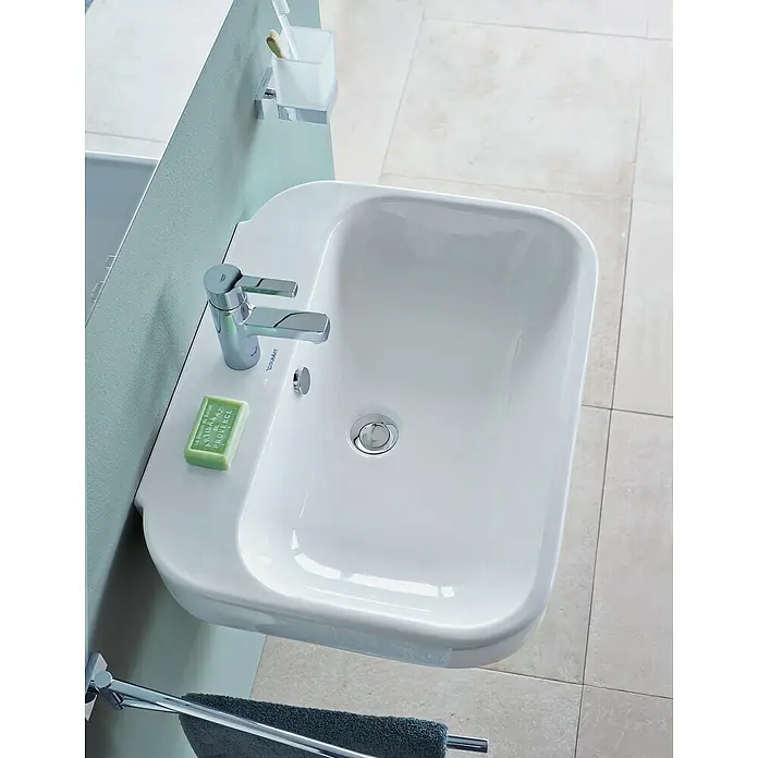 Duravit Happy D.2 Waschtisch Typ 3 - 65 x 49,5 cm, Ohne Spezialglasur, Mit Hahnloch, Mit Überlauf, Weiß - Nahaufnahme eines modernen, weißen Duravit-Waschbeckens mit Armatur, Seife und Handtuchhalter. Elegantes Design für ein stilvolles Badezimmer.