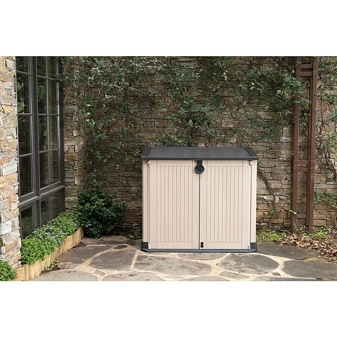 Keter Arcón Store It Out Midi - L x An x Al: 71,5 x 132 x 113,5 cm, Beige/Marrón, Plástico - Un cobertizo de almacenamiento exterior de plástico en un jardín, ideal para guardar equipos de jardinería y accesorios de exterior.