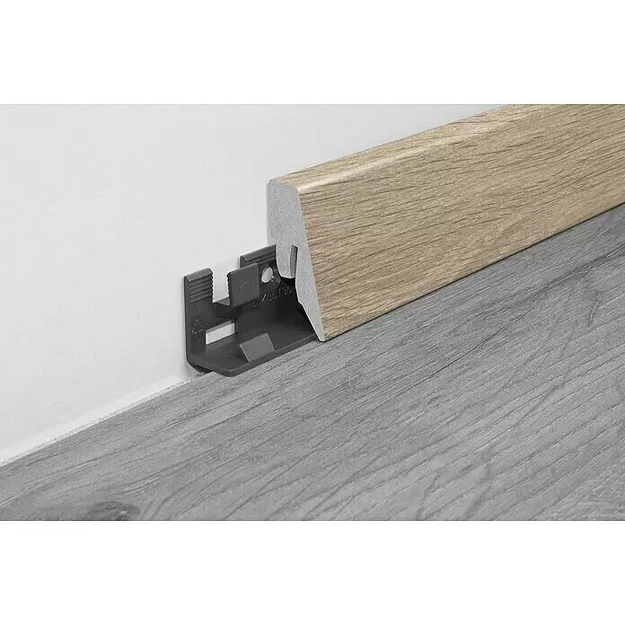 LOGOCLIC Sockelleiste K40 C Eiche Asti/Bondy - 260 cm x 19 mm x 40 mm, MDF - Helle Holzoptik-Sockelleiste mit grauer Klammer, teilweise über grauem Boden installiert.