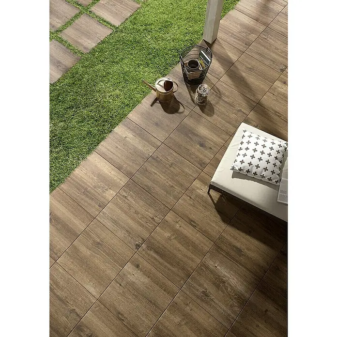 Marazzi Terrassenfliese Esterno 20T Harmonie60 x 60 x 2 cm, Zeder, Matt - Elegante Holzfliesen schaffen eine warme Atmosphäre auf einer Terrasse mit grünen Akzenten und stilvollen Deko-Elementen.