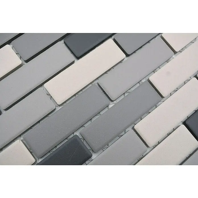 Mosaikfliese Brick Mix BR555 - 26,1 x 29 cm, Grau/Beige, Matt - Nahaufnahme von grauen und weißen rechteckigen Mosaikfliesen, die ein modernes und stilvolles Muster für Wand- oder Bodengestaltung bilden.