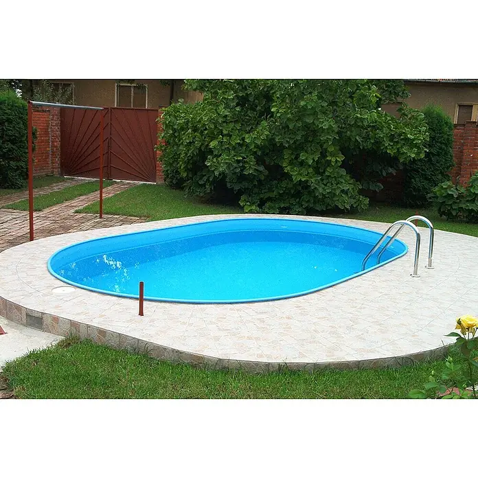 Malibu Stahlwand-Pool Premium - L x B x H: 450 x 250 x 120 cm, 13.000 l - Dieses Bild zeigt einen blauen Swimmingpool mit einer Leiter in einem Garten, umgeben von Fliesen und Grünflächen. Der Pool ist der Mittelpunkt des Bildes.