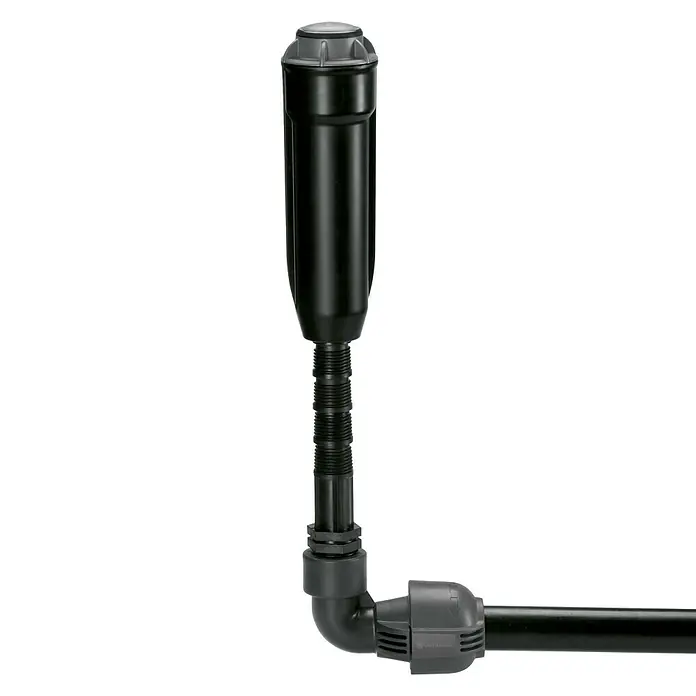 Gardena Sprinklersystem L-Stück - Schnellverbinder, Größe Anschluss: ¾″ (Innengewinde) - Eine Nahaufnahme eines Gardena Versenkregners Vario, der auf einem schwarzen Hintergrund steht und eine flexible Verbindung hat.