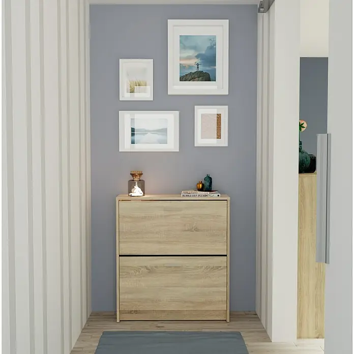 Muebles Pitarch Tibet Armario para ropa y zapatero - Roble - Un moderno zapatero de madera clara con dos compartimentos, decorado con cuadros y pequeños objetos decorativos, garantiza el orden en el pasillo.