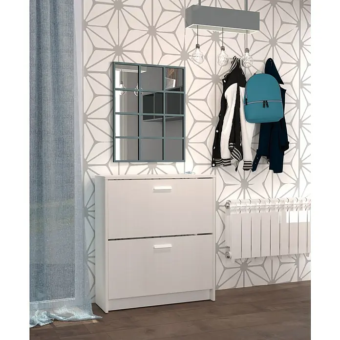 Muebles Pitarch Tibet Armario para ropa y zapatero - Blanco - Un moderno zapatero blanco de dos compartimentos, colocado en un elegante recibidor con papel pintado geométrico, lámpara y decoración.