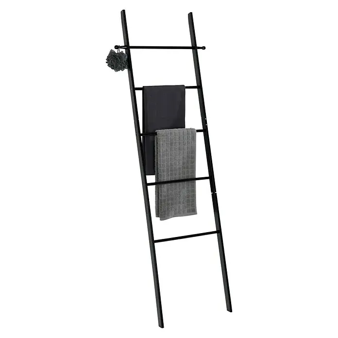 Wenko Toallero de barra escalera Suri - L x An x Al: 33 x 43 x 170 cm, Materiales naturales, Negro - Una escalera toallero negra con dos toallas y una esponja de baño, que ofrece una solución de almacenamiento elegante y práctica para el baño.