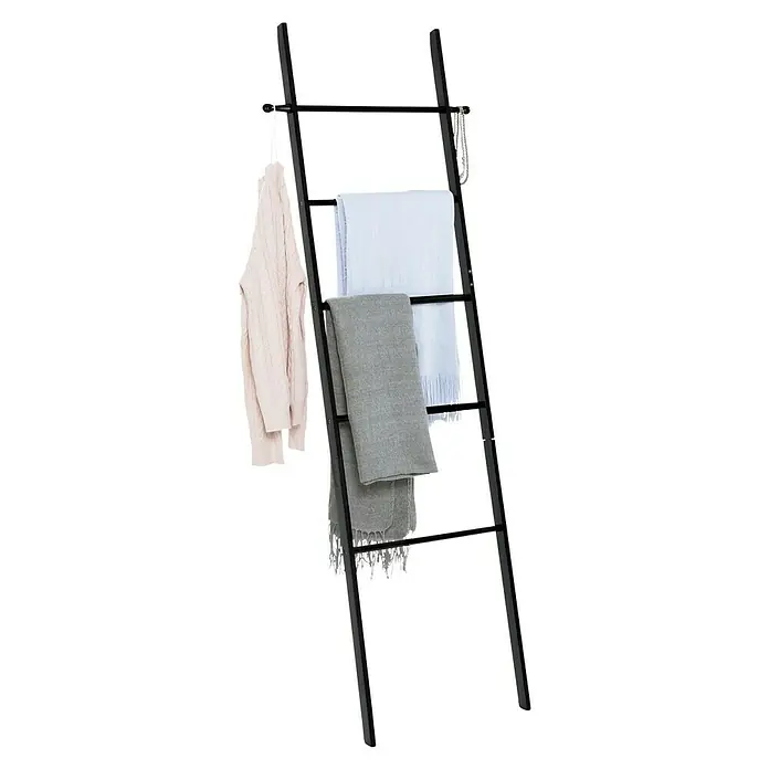 Wenko Toallero de barra escalera Suri - L x An x Al: 33 x 43 x 170 cm, Materiales naturales, Negro - Un elegante toallero en forma de escalera, en el que cuelgan un jersey y dos toallas, que añade un toque moderno al baño.