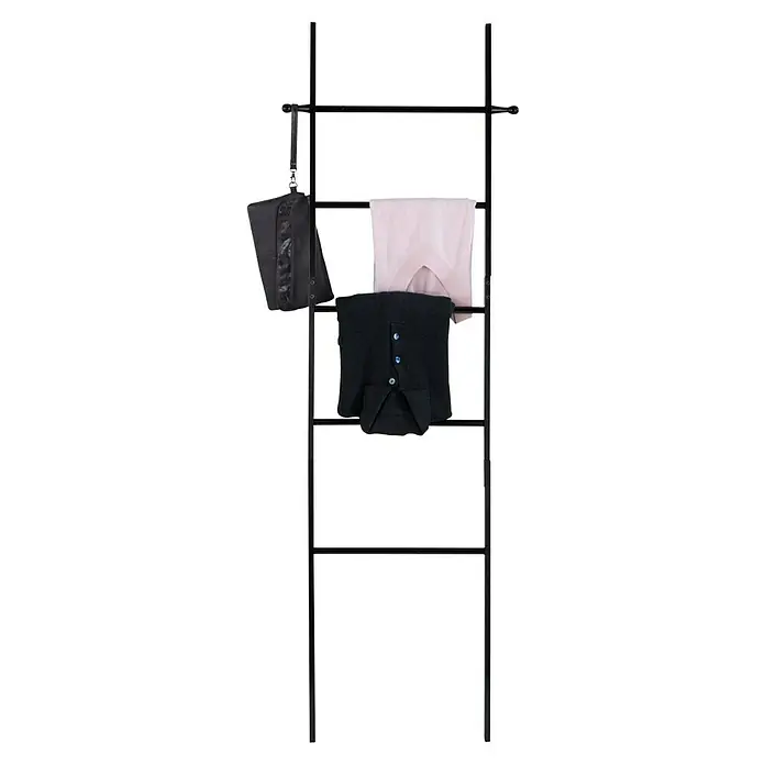 Wenko Toallero de barra escalera Suri - L x An x Al: 33 x 43 x 170 cm, Materiales naturales, Negro - Perchero negro con ropa. Un bolso de mano, una camisa rosa y una chaqueta de punto azul cuelgan de los peldaños.