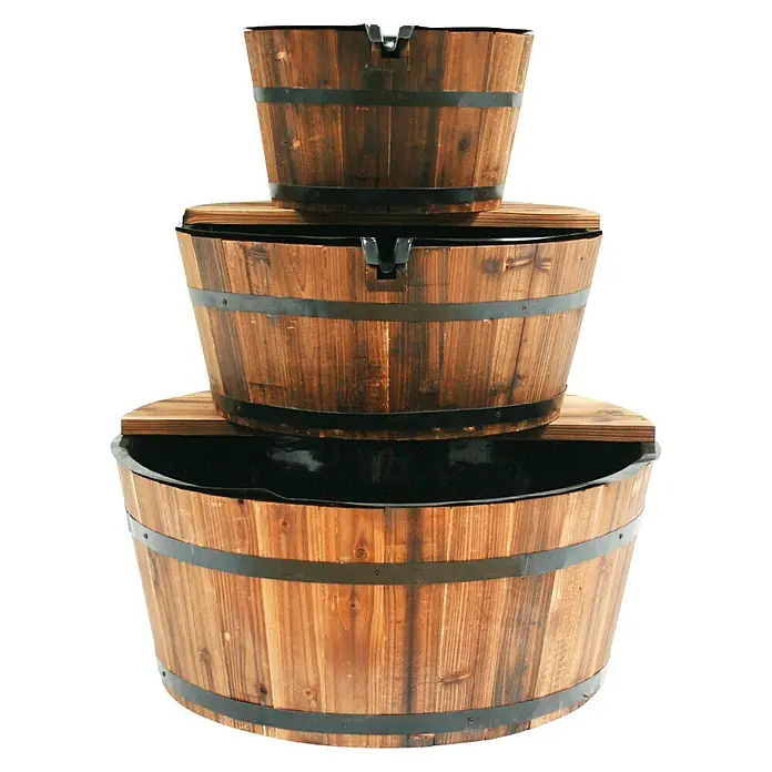 Ubbink AcquaArte Gartenbrunnen Edinburgh - Holz, Braun - Stapel von drei rustikalen Holzfässern mit schwarzen Metallbändern, ideal als Pflanzgefäße für Garten oder Terrasse. Die Fässer sind unterschiedlich groß.