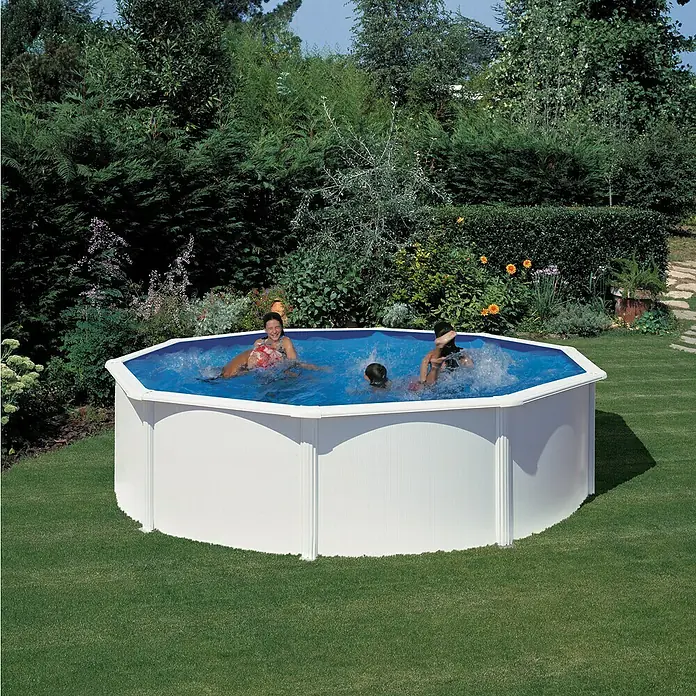 Gre Piscina de acero desmontable Fidji - Ø x Al: 460 x 120 cm, Blanco, 17.450 l - Una piscina redonda blanca en un jardín con gente jugando, perfecta para la diversión y relajación de verano.