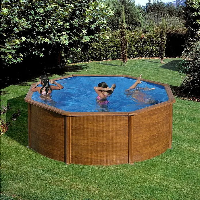 Gre Piscina de acero desmontable Sicilia - Ø x Al: 350 x 120 cm, Marrón claro, 10.102 l - Niños chapoteando en una piscina de madera en el jardín. La piscina ofrece diversión y frescura en días calurosos.