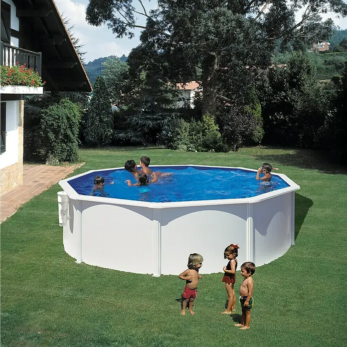 Gre Piscina de acero Bora Bora - Ø x Al: 460 x 120 cm, Blanco, 17.450 l - Imagen de una piscina redonda sobre el suelo en el jardín con niños nadando y otros niños al lado.