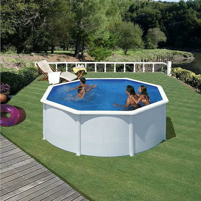 Gre Piscina de acero desmontable Fidji - Ø x Al: 300 x 120 cm, Blanco, 7.418 l - Piscina elevada en el jardín con niños jugando. La piscina está hecha de material resistente y ofrece diversión para toda la familia.