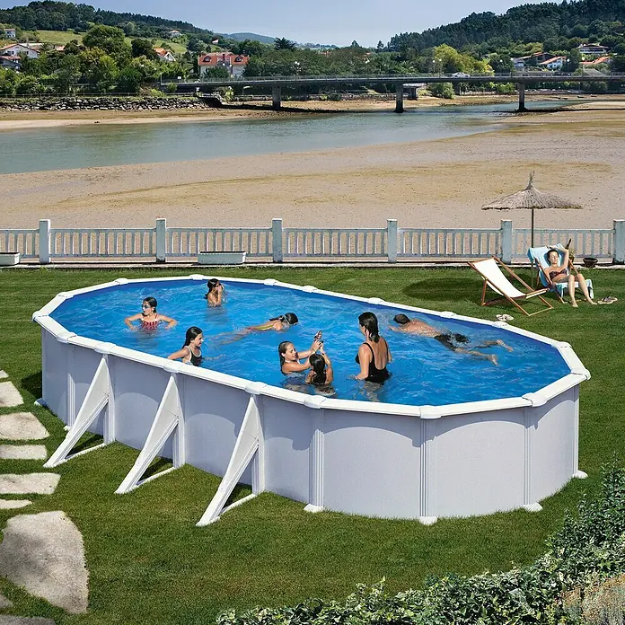 Gre Piscina de acero desmontable Atlantis - L x An x Al: 730 x 375 x 132 cm, Blanco, 28.217 l - Piscina ovalada en el jardín con gente nadando. Una mujer se relaja en una tumbona bajo un parasol.