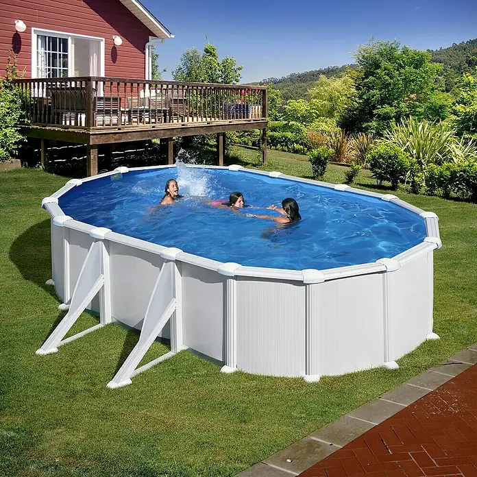Gre Piscina de acero desmontable Atlantis - L x An x Al: 500 x 300 x 132 cm, Blanco, 16.210 l - Tres personas disfrutan nadando en una piscina sobre el suelo con estructura de acero, que se encuentra en un césped junto a una casa.