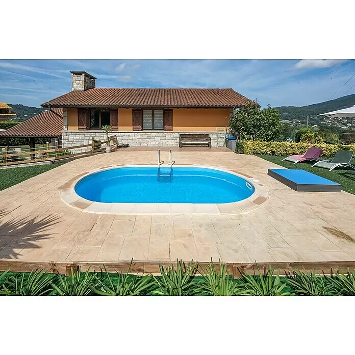 Gre Kit de piscina enterrada Madagascar - L x An x Al: 700 x 320 x 150 cm, 27.470 l - Piscina ovalada elevada con agua azul y escalera cromada, ubicada en un patio pavimentado junto a una casa.