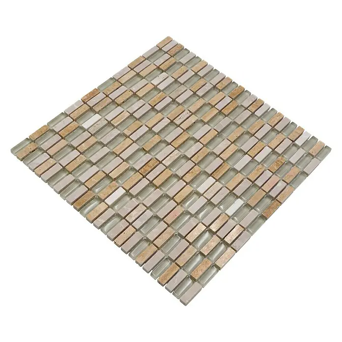 Mosaikfliese Stäbchen Crystal Mix XCM XS33 - 31,3 x 31,8 cm, Beige, Glänzend - Nahaufnahme einer dekorativen Fliesenmatte mit länglichen, beigen und transparenten Mosaiksteinen für ein einzigartiges Design.