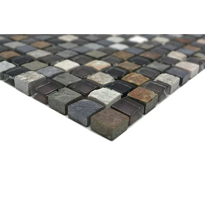 Mosaikfliese Quadrat Crystal Mix XCM M980 - 30,5 x 32,2 cm, Grau, Glänzend - Nahaufnahme eines Mosaiks aus Naturstein und Glas, das eine strukturierte Oberfläche mit verschiedenen Farben und Texturen zeigt.