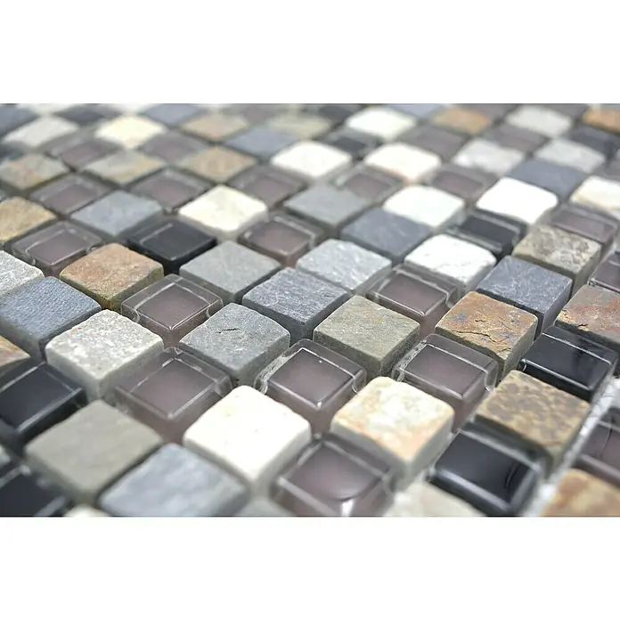 Mosaikfliese Quadrat Crystal Mix XCM M980 - 30,5 x 32,2 cm, Grau, Glänzend - Nahaufnahme von Mosaikfliesen in verschiedenen Farben und Texturen, die ein dekoratives Muster bilden.