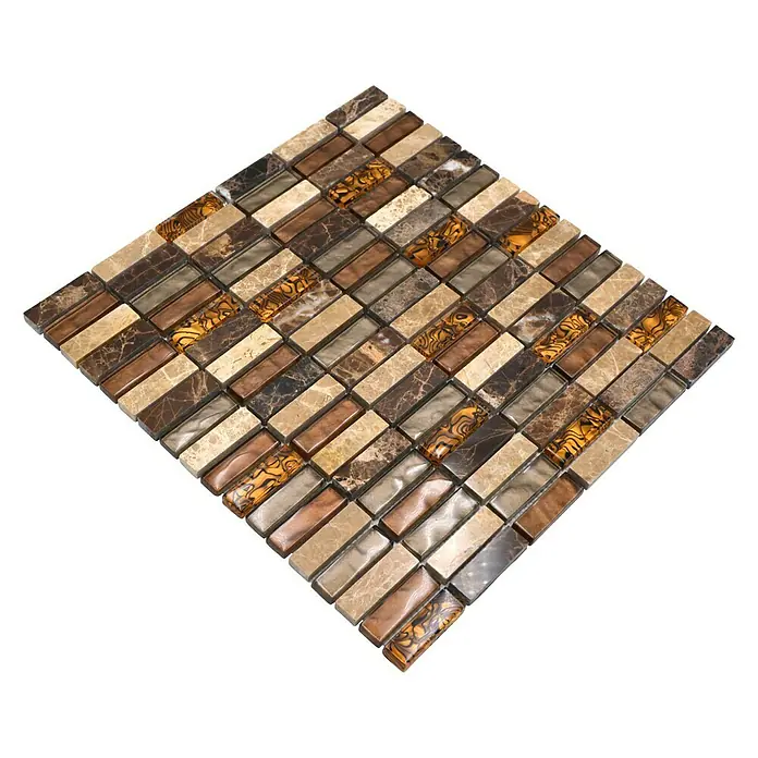 Mosaikfliese Crystal Mix XCM SM18 - 29,8 x 30,4 cm, Beige/Braun, Glänzend - Das Bild zeigt eine Nahaufnahme eines rechteckigen Mosaiks mit verschiedenen Braun-, Beige- und Goldtönen auf schwarzem Hintergrund.