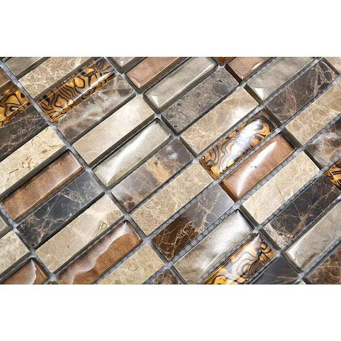 Mosaikfliese Crystal Mix XCM SM18 - 29,8 x 30,4 cm, Beige/Braun, Glänzend - Nahaufnahme eines Mosaiks aus rechteckigen Marmor- und Glasfliesen in Beige-, Braun- und Goldtönen.
