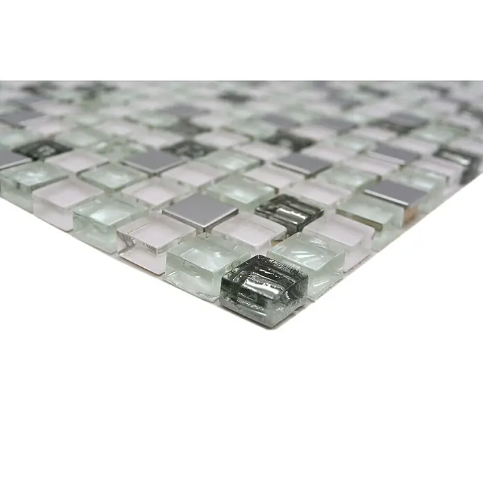 Mosaikfliese Quadrat Crystal Mix XCM M770 - 30 x 30 cm, Weiß, Glänzend - Nahaufnahme eines Mosaiks mit silbernen und klaren Glasfliesen, das sich ideal für Küchenrückwände oder Badezimmer eignet.