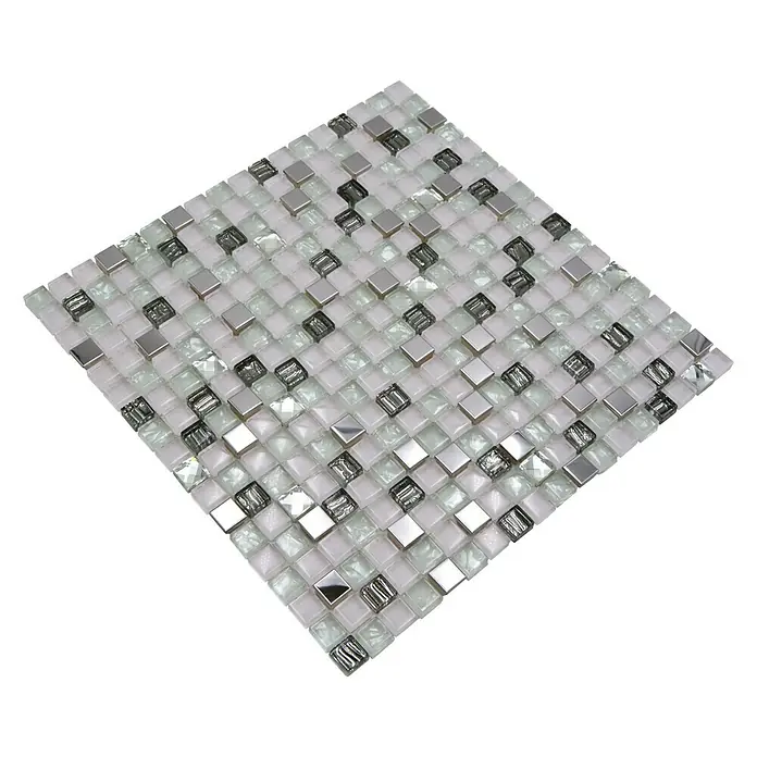 Mosaikfliese Quadrat Crystal Mix XCM M770 - 30 x 30 cm, Weiß, Glänzend - Nahaufnahme eines quadratischen Mosaikfliesen-Designs mit Glas-, Perlmutt- und Metallelementen für einen eleganten Look.