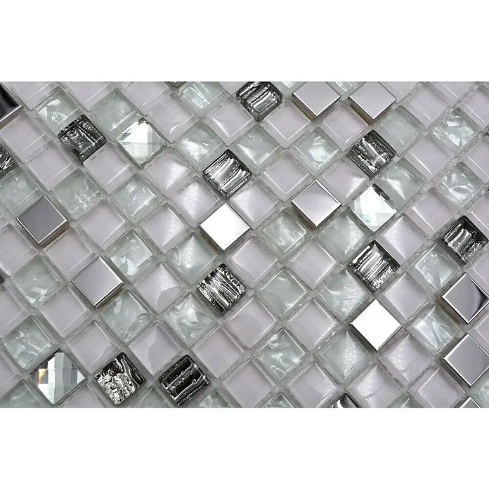Mosaikfliese Quadrat Crystal Mix XCM M770 - 30 x 30 cm, Weiß, Glänzend - Nahaufnahme eines Mosaiks mit quadratischen, weißen, transparenten und silbernen Glasfliesen für eine elegante Wandgestaltung.