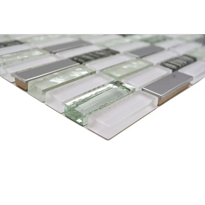 Mosaikfliese Crystal Mix XCM SM28 - 29,8 x 30,4 cm, Weiß, Glänzend - Nahaufnahme der rechteckigen Mosaikfliesen in Weiß, Grau und Silber, die sich ideal für eine moderne Bad- oder Küchenrückwand eignen.