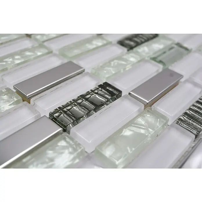 Mosaikfliese Crystal Mix XCM SM28 - 29,8 x 30,4 cm, Weiß, Glänzend - Nahaufnahme von Mosaikfliesen mit Glas- und Metallelementen, die eine elegante und moderne Oberfläche für Badezimmer oder Küchenrückwände bieten.