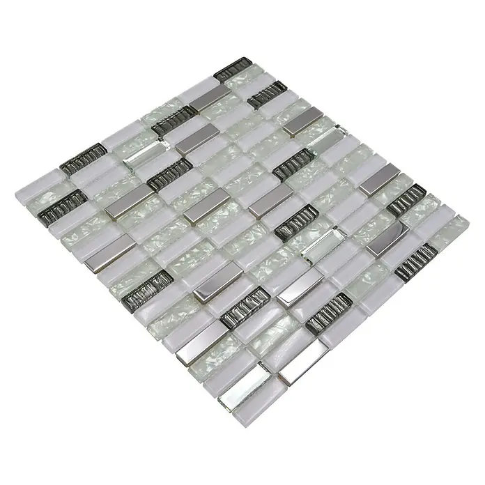 Mosaikfliese Crystal Mix XCM SM28 - 29,8 x 30,4 cm, Weiß, Glänzend - Nahaufnahme eines Mosaiks mit weißen, silbernen und schwarzen Akzenten, ideal für stilvolle Wandgestaltung.