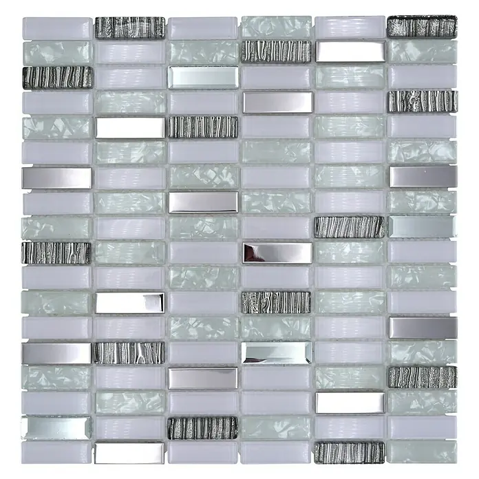 Mosaikfliese Crystal Mix XCM SM28 - 29,8 x 30,4 cm, Weiß, Glänzend - Nahaufnahme eines Mosaiks mit weißen, hellblauen und silberfarbenen Akzenten, das ein elegantes Design zeigt.