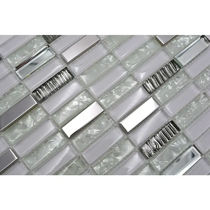 Mosaikfliese Crystal Mix XCM SM28 - 29,8 x 30,4 cm, Weiß, Glänzend - Nahaufnahme von rechteckigen Mosaikfliesen in Weiß, Silber und Spiegeloptik, die ein elegantes und modernes Design für die Wandgestaltung bieten.
