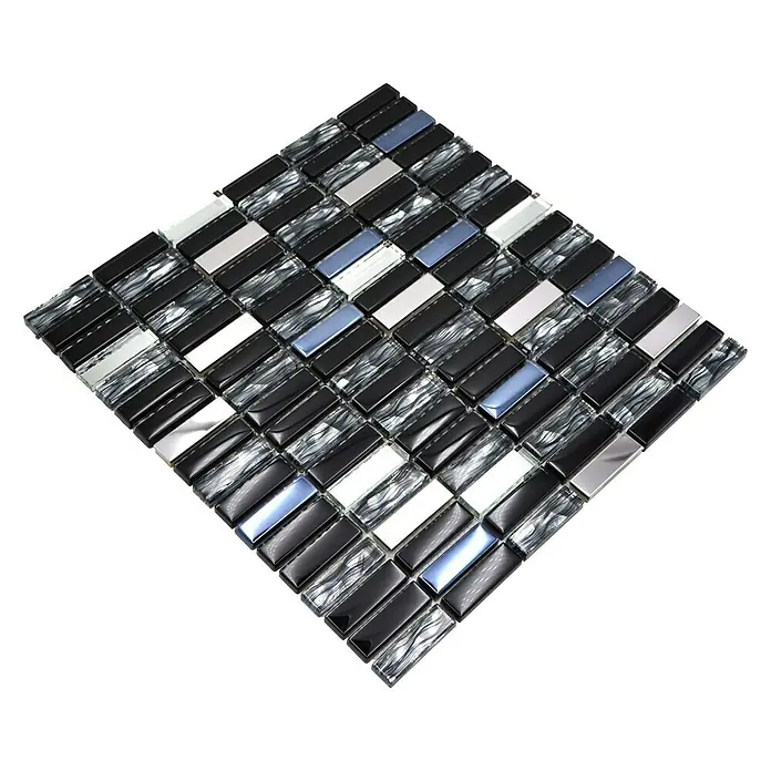 Mosaikfliese Crystal Mix XCM SM38 - 29,8 x 30,4 cm, Schwarz, Glänzend - Nahaufnahme eines Mosaiks aus schwarzen, silbernen, weißen und blauen Glasfliesen in Rautenform auf schwarzem Hintergrund.