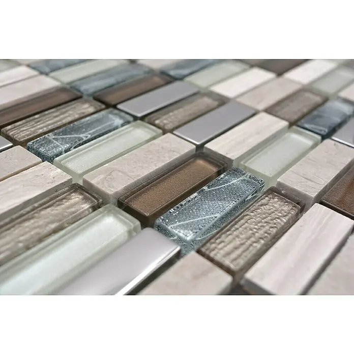 Mosaikfliese Rechteck Crystal Mix XCM SM68 - 29,8 x 30,4 cm, Beige/Braun, Glänzend - Nahaufnahme von rechteckigen Mosaikfliesen in verschiedenen Farben und Texturen, die ein dekoratives Muster bilden.