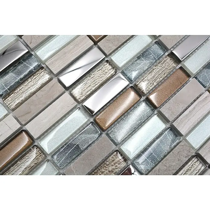 Mosaikfliese Rechteck Crystal Mix XCM SM68 - 29,8 x 30,4 cm, Beige/Braun, Glänzend - Nahaufnahme eines Mosaiks mit länglichen, schimmernden Glas- und Steinelementen in Beige-, Braun- und Silbertönen.
