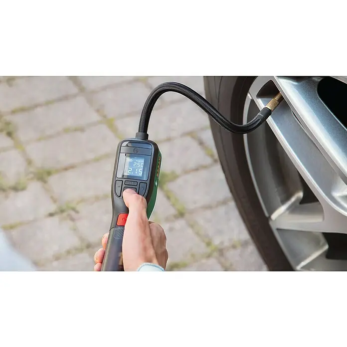 Bosch Akku-Luftpumpe EasyPump - 3,6 V, Anzahl Akkus: 1 Akku - Ein Mann benutzt einen Bosch-Reifenfüller, um einen Reifen aufzupumpen. Das Display zeigt 2,15 Bar an.