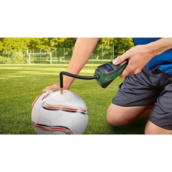 Bosch Akku-Luftpumpe EasyPump - 3,6 V, Anzahl Akkus: 1 Akku - Aufpumpen eines Balls mit einer Bosch EasyPump Akku-Luftpumpe. Das digitale Display zeigt den aktuellen Druck an, während eine Person den Ball aufpumpt.