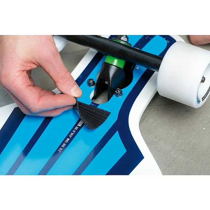 Paulmann LED-Band Function Mobil Strip - Länge: 0,8 m, Lichtfarbe: RGB - Nahaufnahme von einem blauen und weißen Arbor Longboard, während eine Person ein schwarzes Klettband anbringt.