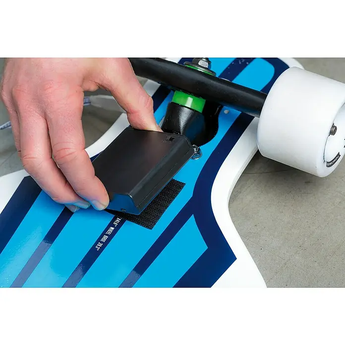 Paulmann LED-Band Function Mobil Strip - Länge: 0,8 m, Lichtfarbe: RGB - Nahaufnahme von einer schwarzen Batteriebox, die mit Klettverschluss an einem Skateboard befestigt ist.