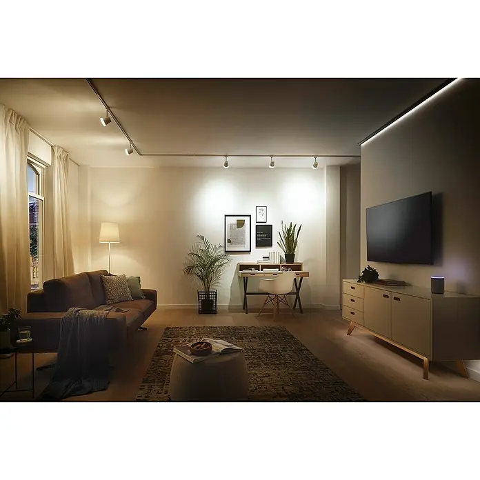 Paulmann MaxLED Controlador de intensidad y conmutación MaxLED - Plástico - Salón con iluminación de riel y tiras LED. El diseño de iluminación crea un ambiente agradable con sofá, escritorio y mueble de TV.