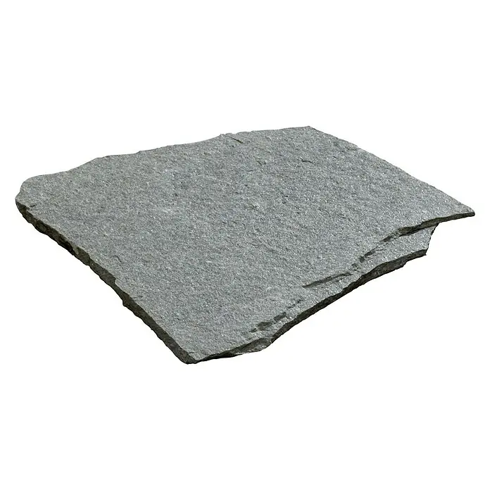 Polygonalplatte - Silber, Quarzit, Volumen: 0,25 m² - Nahaufnahme einer grauen Schieferplatte mit unregelmäßigen Kanten auf schwarzem Hintergrund. Ideal für den Gartenbau.