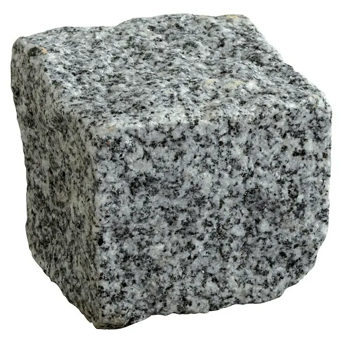 Granitpflaster G 603 - Grau, Maße Stein: 6 - 8 cm, Granit, 750 kg - Detailaufnahme eines grauen Granitpflastersteins auf schwarzem Hintergrund. Ideal für Pflasterarbeiten im Außenbereich.